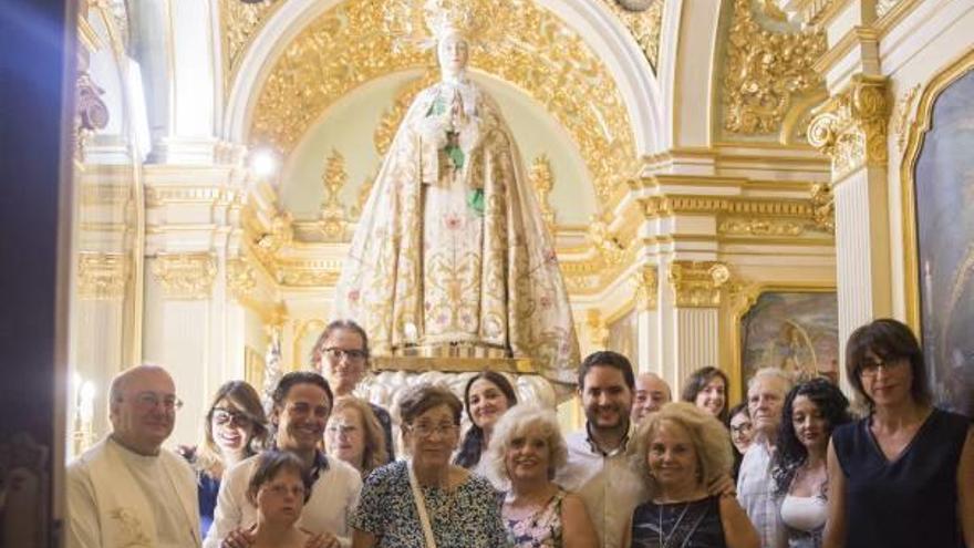 Los Amigos de la Nit  de l&#039;Albà convierten  en tradición su ofrenda