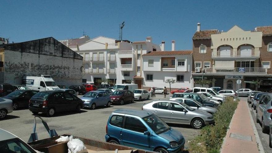 Coches aparcados en una zona de Vélez Málaga.