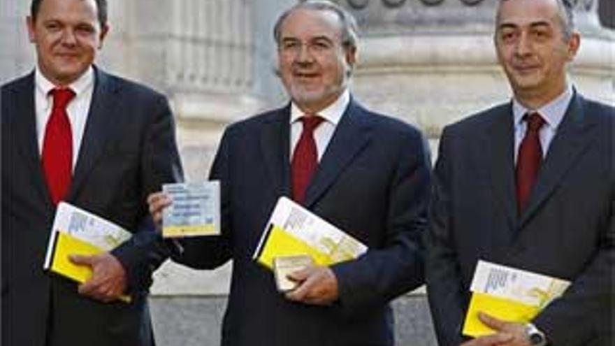 Solbes entrega en el Congreso los Presupuestos Generales del Estado para 2008