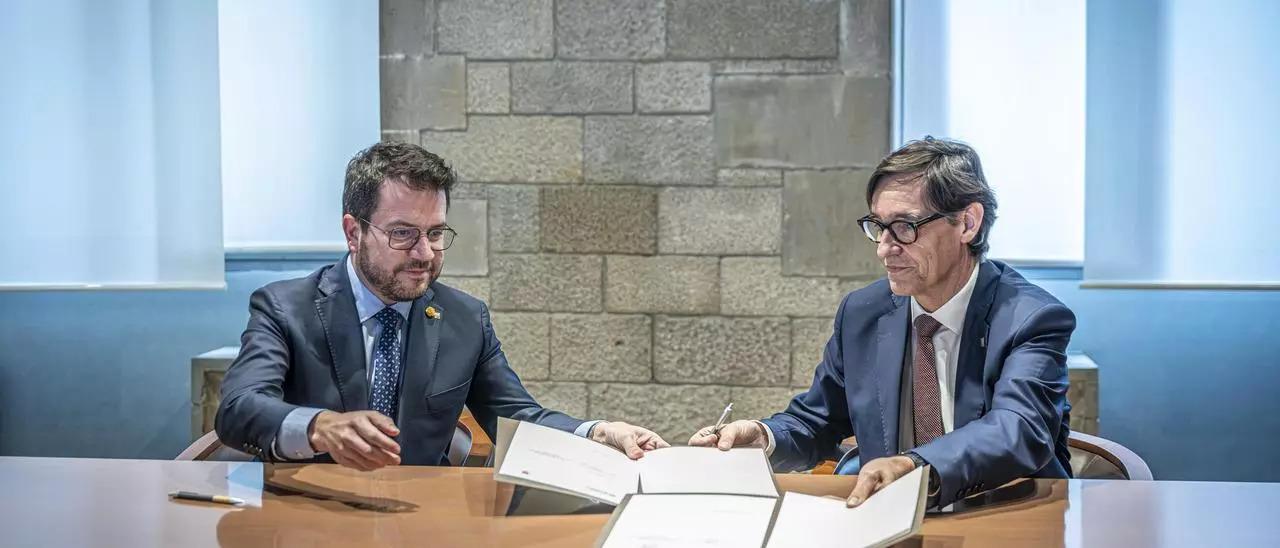 El president Pere Aragonès y el líder del PSC, Salvador Illa, firman el acuerdo de presupuestos de 2024.