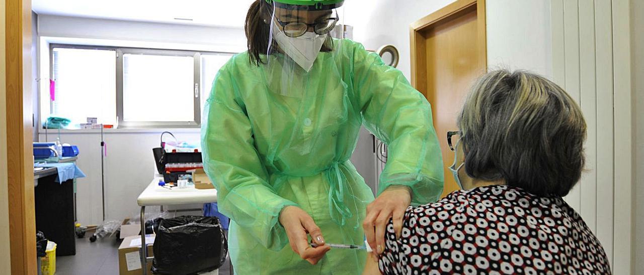 Vacunación a personal sanitario en el ambulatorio de Silleda.   | // BERNABÉ/JAVIER LALÍN