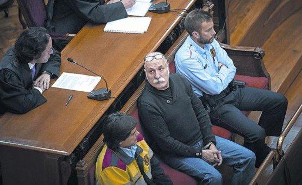 Alejandro Cuartero, entre els dos mossos, atén les explicacions del seu advocat, en el judici que es va celebrar a l’Audiència de Barcelona. Alejandro Cuartero, entre els dos mossos, atén les explicacions del seu advocat, en el judici que es va celebrar a l’Audiència de Barcelona.