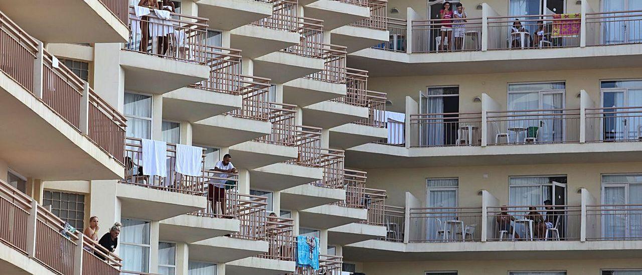 Turistas en un hotel de Ibiza durante el verano de 2019.