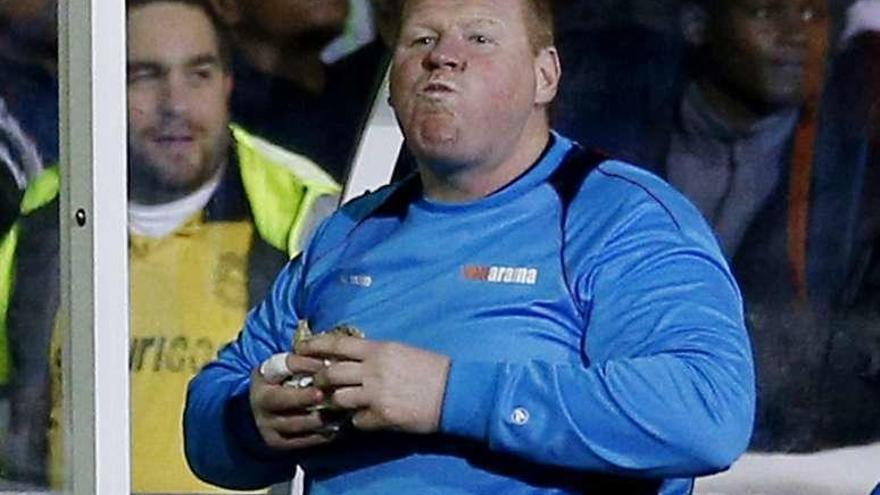 Wayne Shaw, comiéndose el polémico bocadillo. // Andrew Coldridge