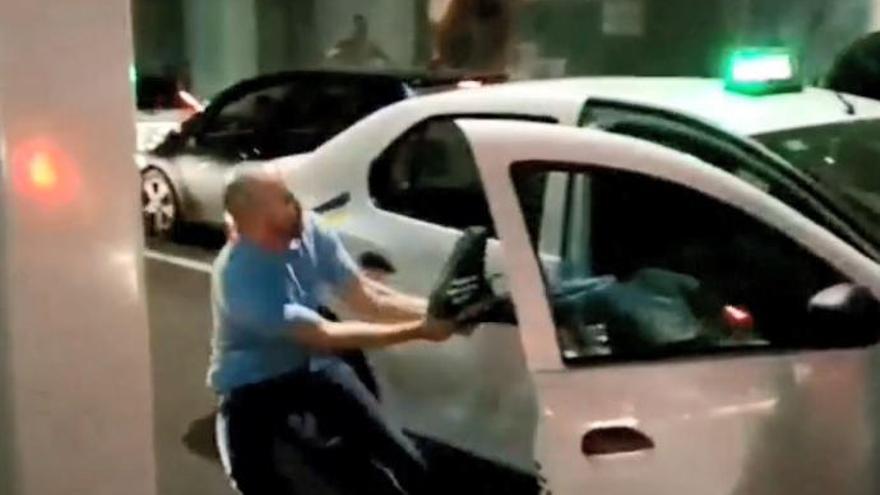 Un taxista echa de su vehículo a sus clientes a patadas, insultos y escupitajos
