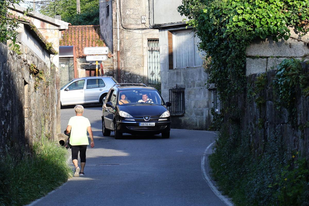 PRINCIPAL VIA DE COMUNICACION DE LA PARROQUIA GONDOMAREÑA DE BORREIROS SIN ESPACIO PARA CIRCULAR LOS PEATONES. TRAFICO. CARRETERA. FALTA DE ACERAS. SEGURIDAD. PELIGRO