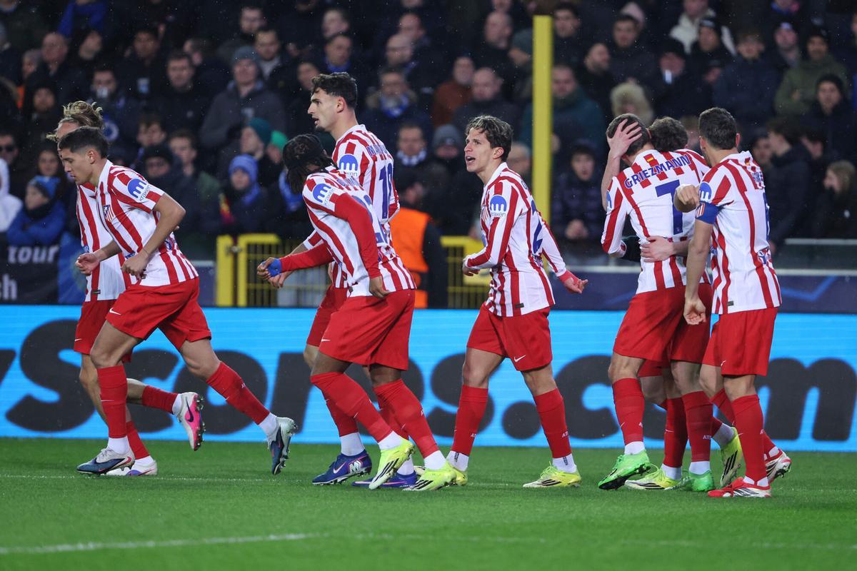 Los jugadores del Atlético de Madrid celebran después de que Julián Álvarez marcara el primer gol de penalti durante el partido de ida de los playoffs de la Champions League entre el Brujas y el Atlético de Madrid Los jugadores del Atlético de Madrid celebran después de que Julián Álvarez marcara el primer gol de penalti durante el partido de ida de los playoffs de la Champions League entre el Brujas y el Atlético de Madrid