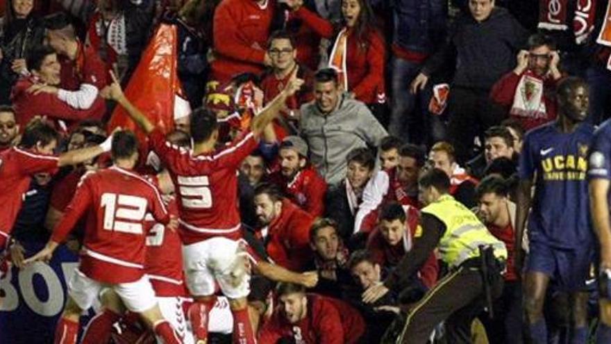 Los jugadores del Murcia celebran el tanto de Chavero que le dio la victoria al equipo de Aira en la primera vuelta del torneo.