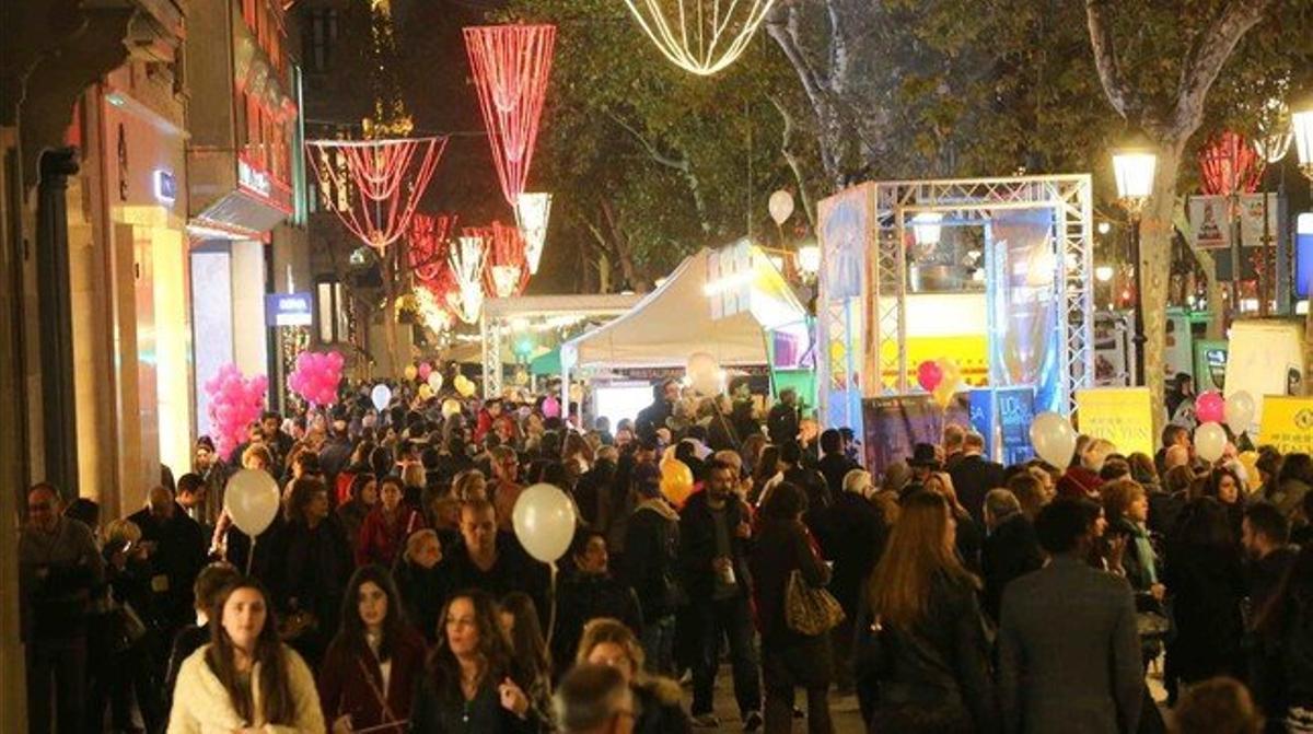 Una imatge del passeig de Gràcia, durant la Shopping Night, aquesta nit.