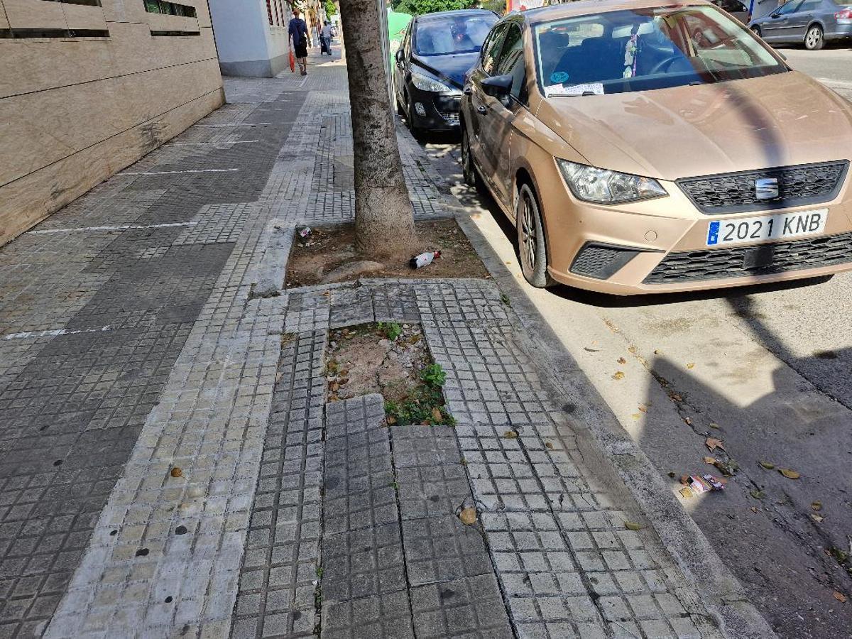 Mal estado de una acera en el Port de Sagunt.