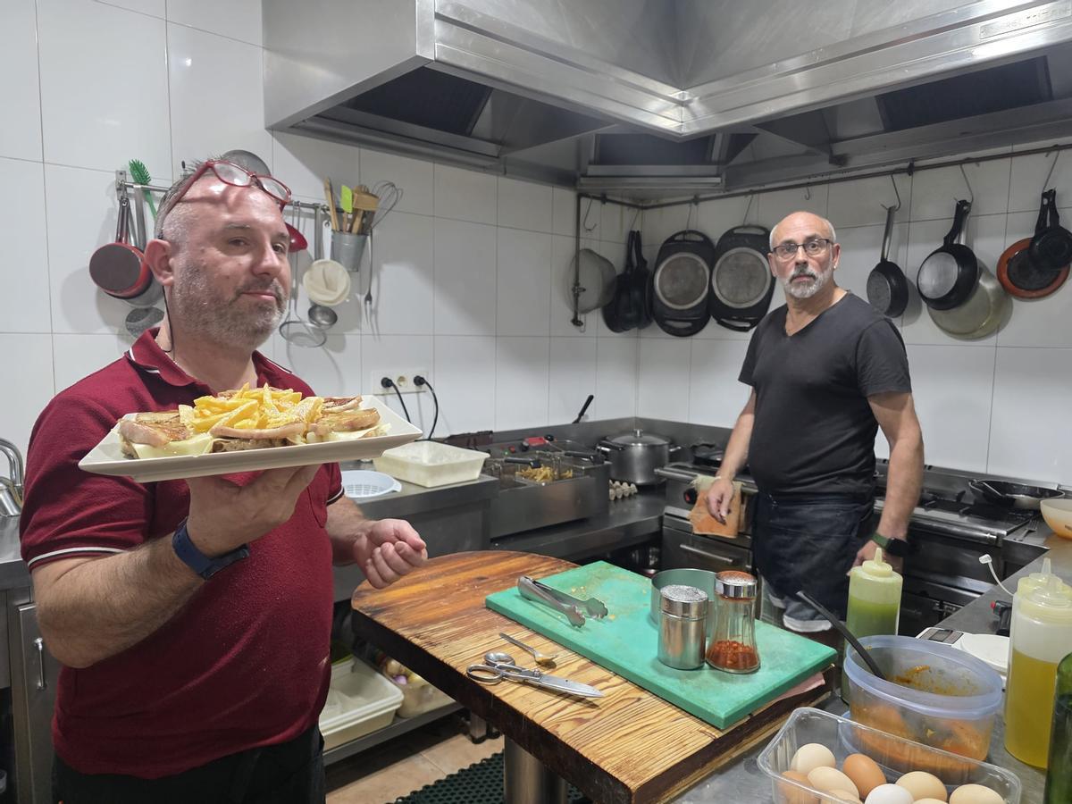 Javier Rodríguez y José Carlos Justo, la pareja que regenta el bar-tapería Xuntanza.