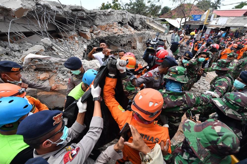 Suben a 131 los muertos por el terremoto en Indonesia