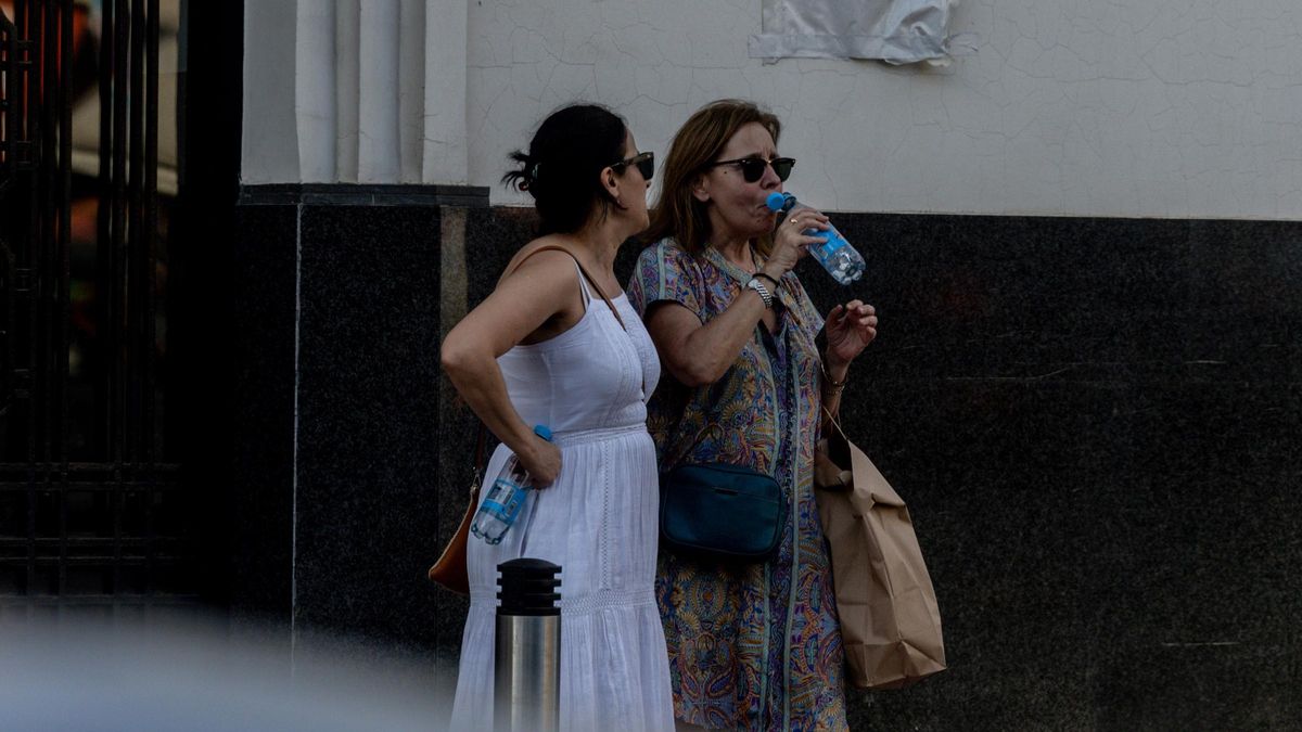 Una persona bebe agua en la calle durante un episodio de calor, en Madrid.