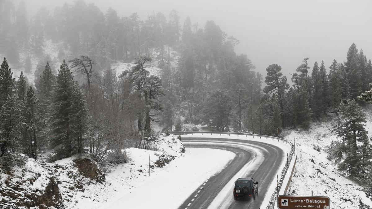 Un paisaje nevado de carretera.