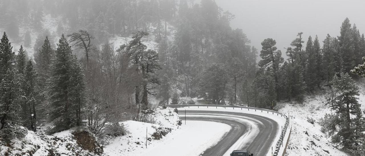 Un paisaje nevado de carretera.