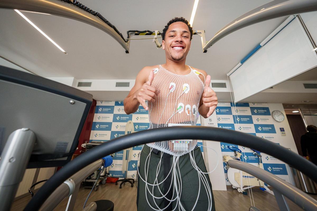 Vitor Roque ya está en Barcelona: Así han sido sus primeras horas en la Ciudad Condal Vitor Roque ya está en Barcelona: Así han sido sus primeras horas en la Ciudad Condal