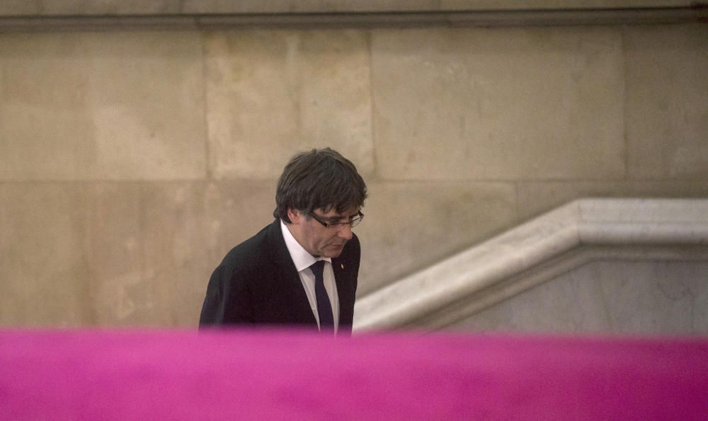 Carles Puigdemont entra al Parlament.