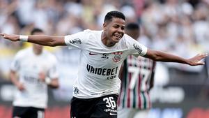 Wesley celebra uno de sus dos goles contra el Fluminense