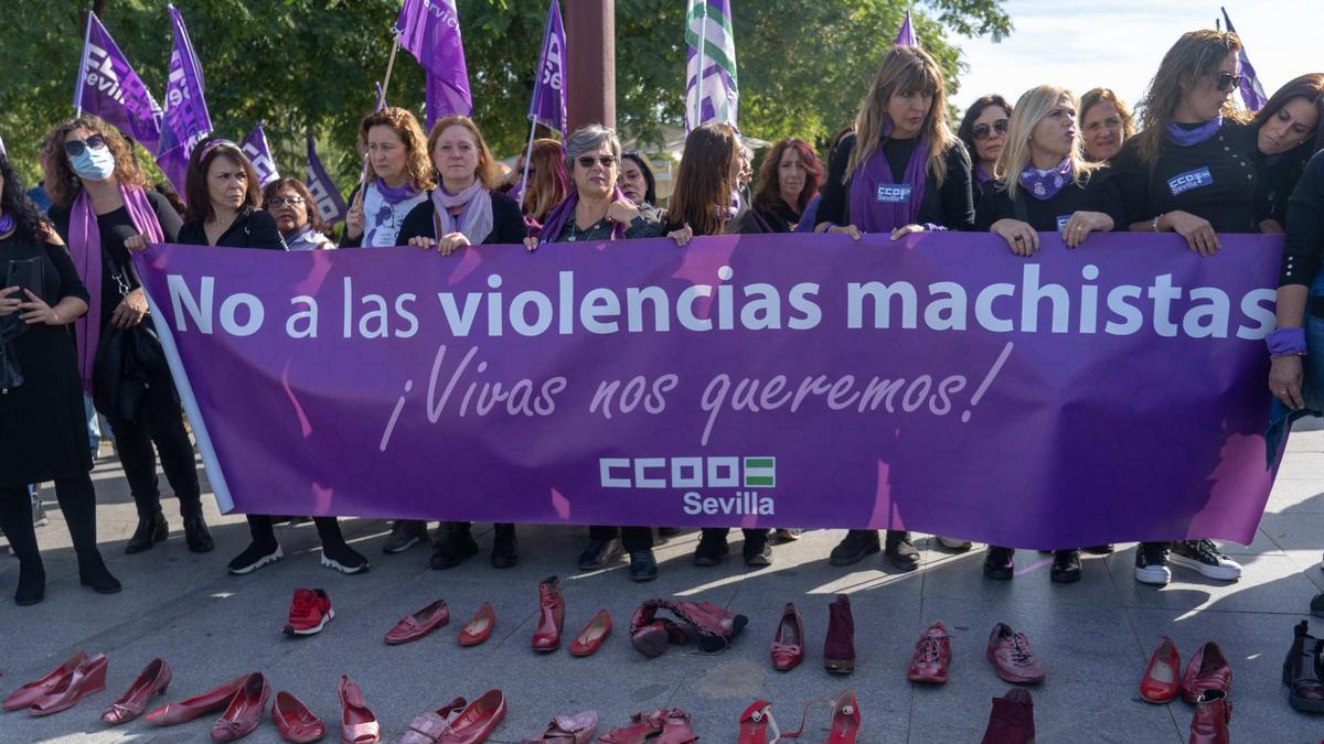 Concentración de CCOO en Sevilla para exigir más atención a la violencia machista en Andalucía