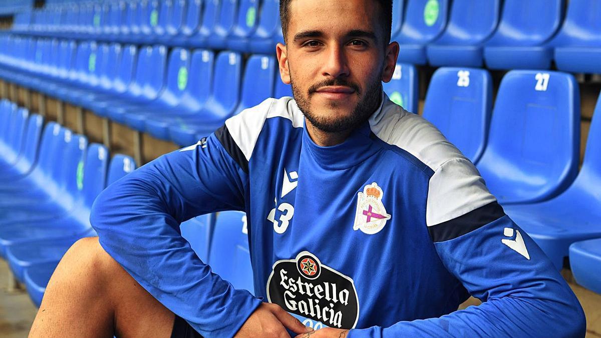 Adri Castro, tras el entrenamiento de ayer en el estadio de Riazor. |  // CARLOS PARDELLAS