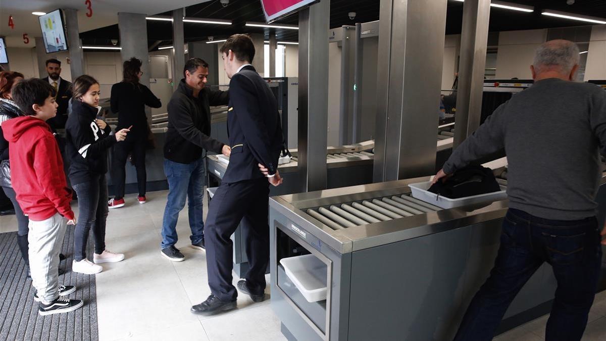 Nuevas medidas de seguridad en el templo de la Sagrada Familia. Se han instalado detectores de metales en la entrada de la calle Marina.