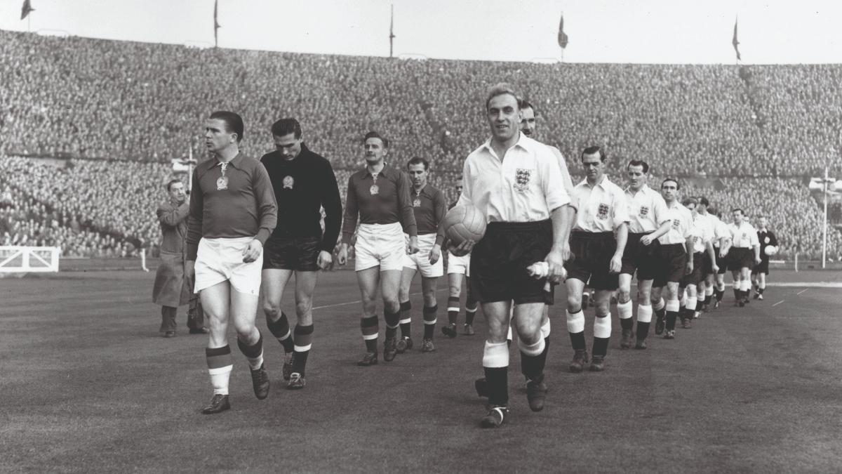 En Wembley, Inglaterra y Hungría saltan al terreno de juego, antes de un duelo que cambiará la historia del fútbol
