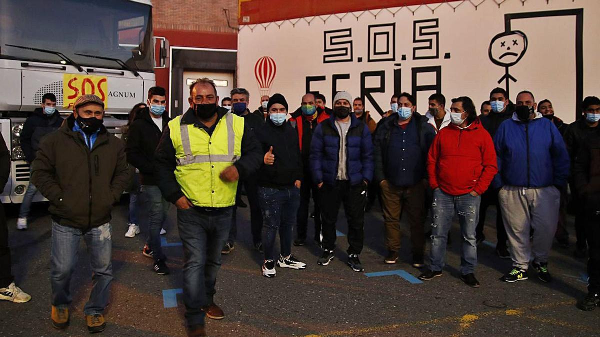 Arriba, los feriantes en Bouzas tras llegar a Vigo.  A la izquierda, los camiones entrando en la ciudad |   // R. GROBAS