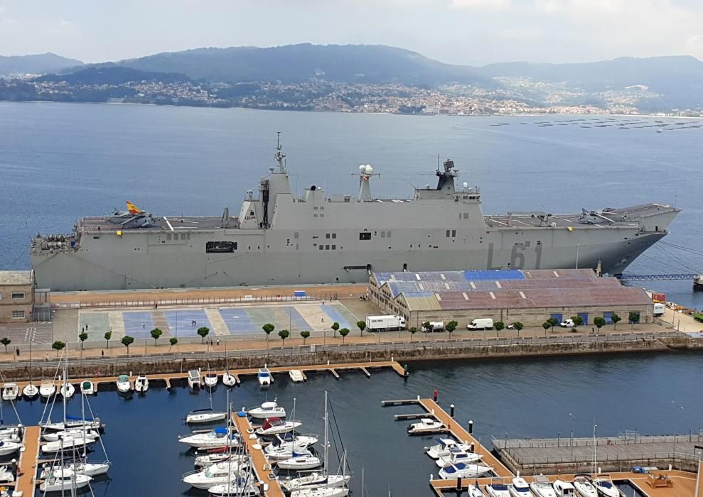 Descubre por dentro el portaaviones ''Juan Carlos I'', atracado en Vigo. // Marta G. Brea