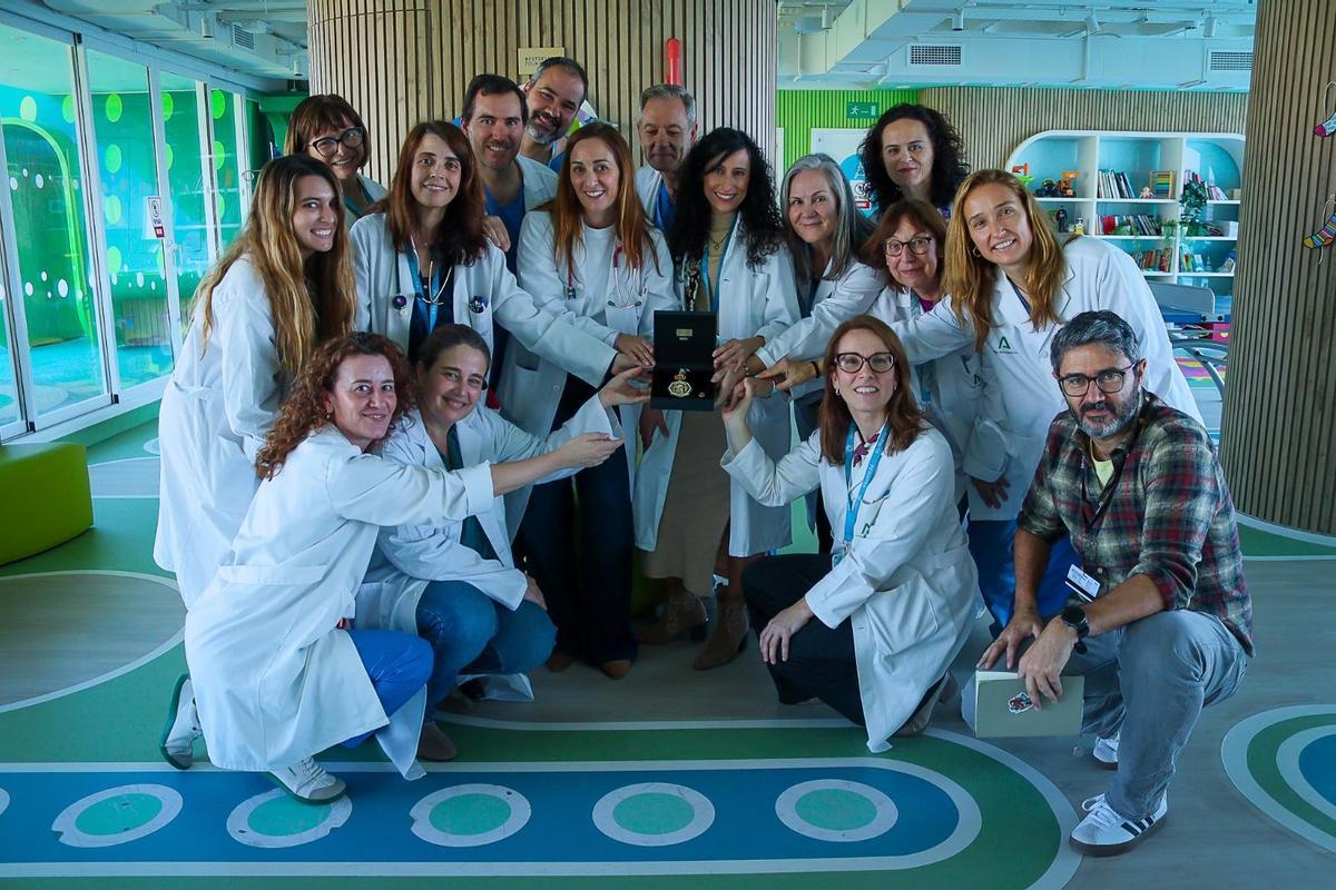 El equipo de Cuidados Paliativos Pediátricos del Hospital Materno Infantil con la Medalla de Andalucía.