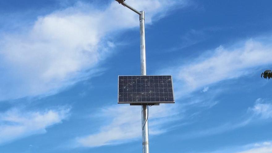 Farola con paneles solares del Parque de Levante.