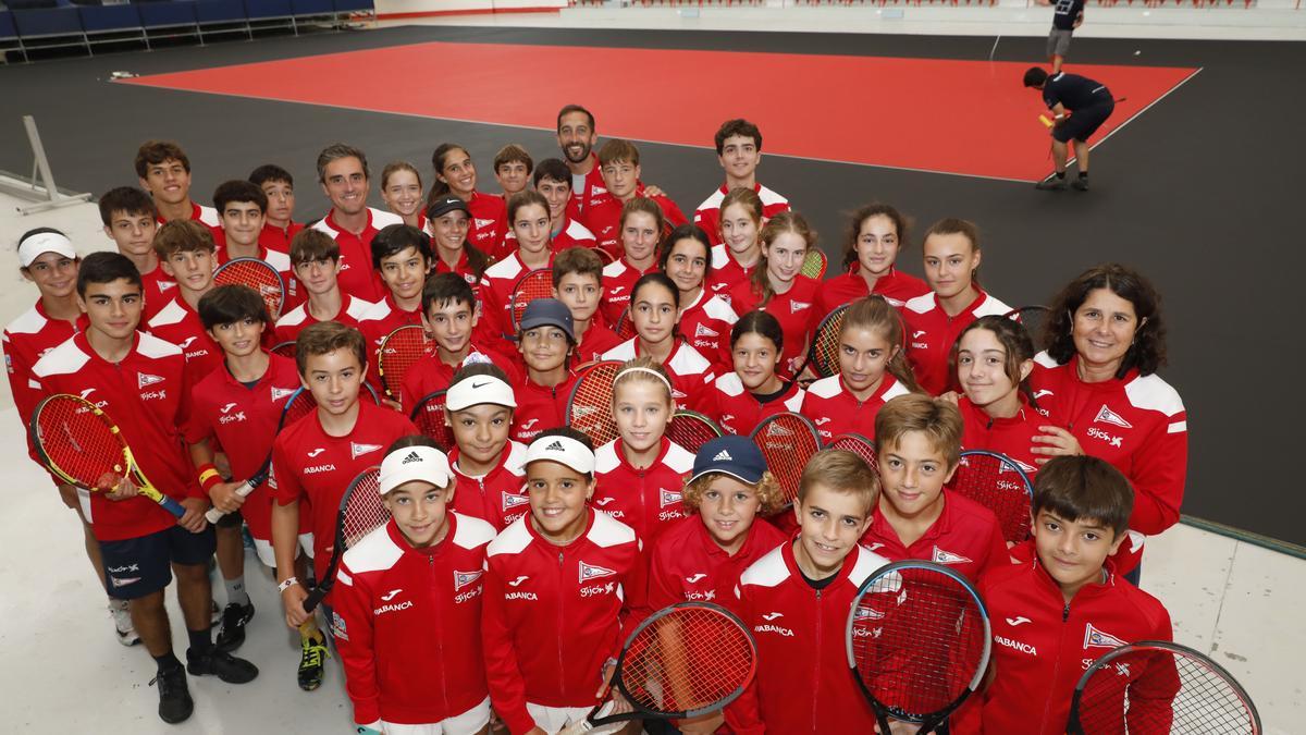 La sección de tenis del Grupo, en el Palacio de los Deportes de La Guía. |