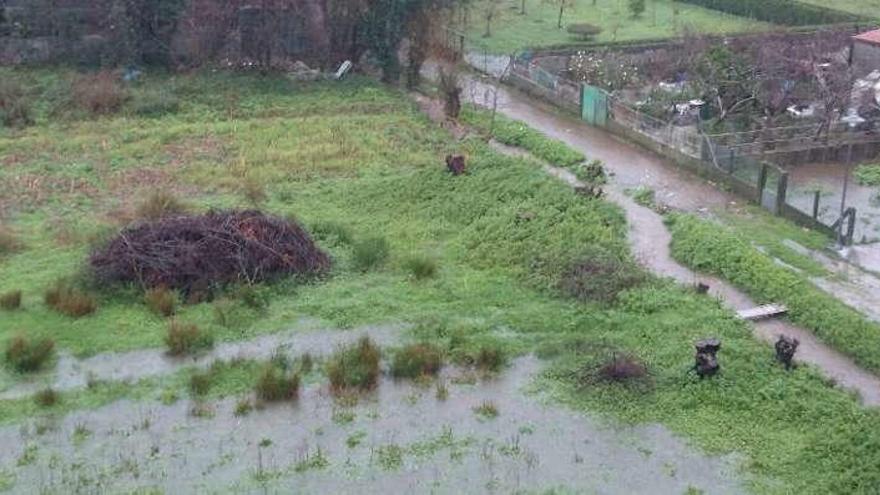 Río Saíñas desbordado en las últimas inundaciones de enero. // G.M.P.