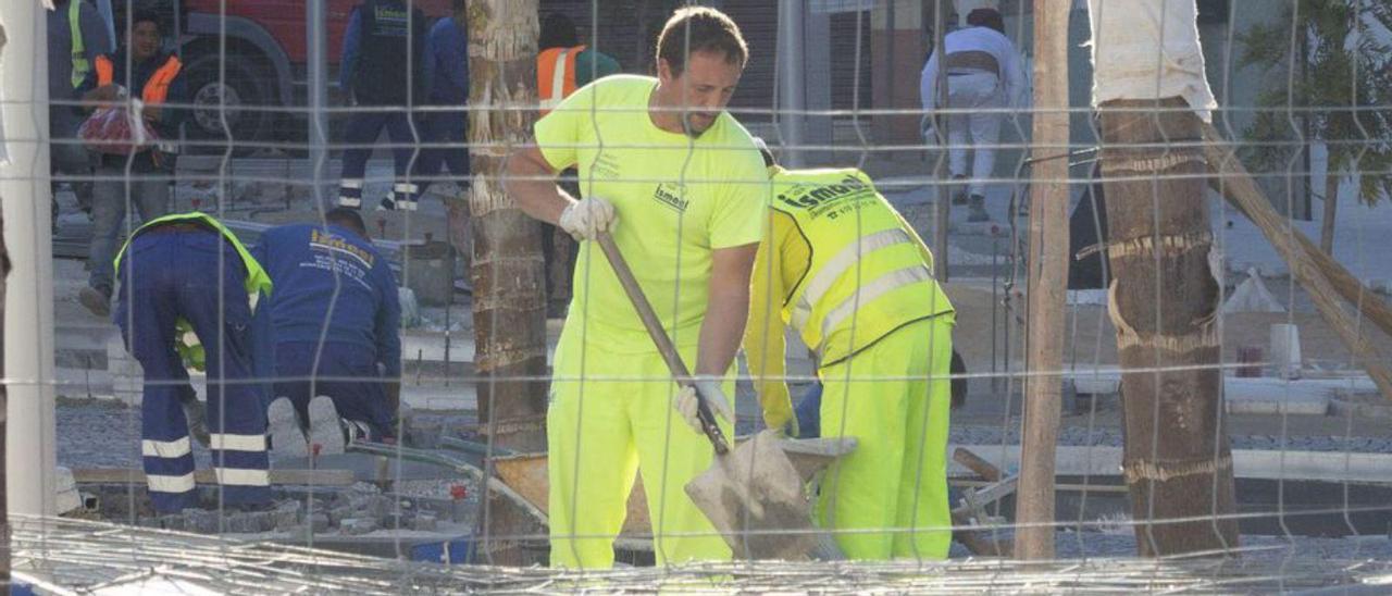 Operarios trabajan este viernes en la obra de Padre Esplá.