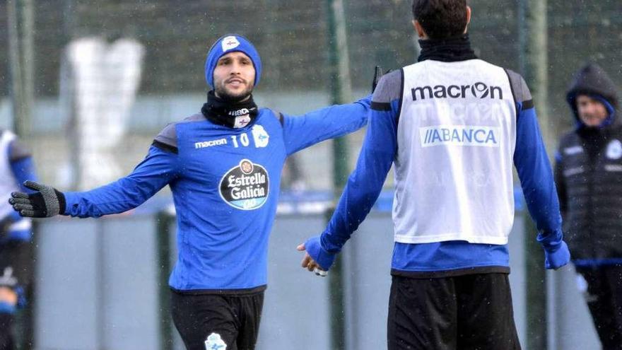 Florin Andone, durante el entrenamiento de la ciudad deportiva de Abegondo.