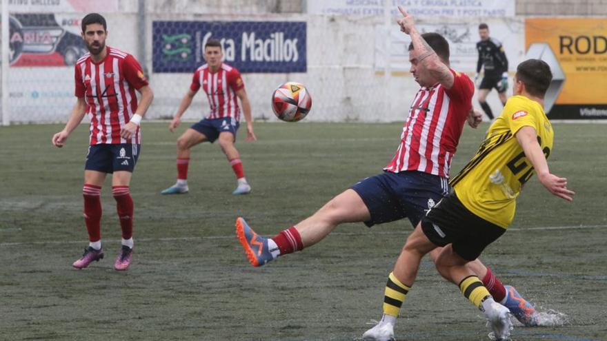 Una acción del último partido en casa del Alondras.