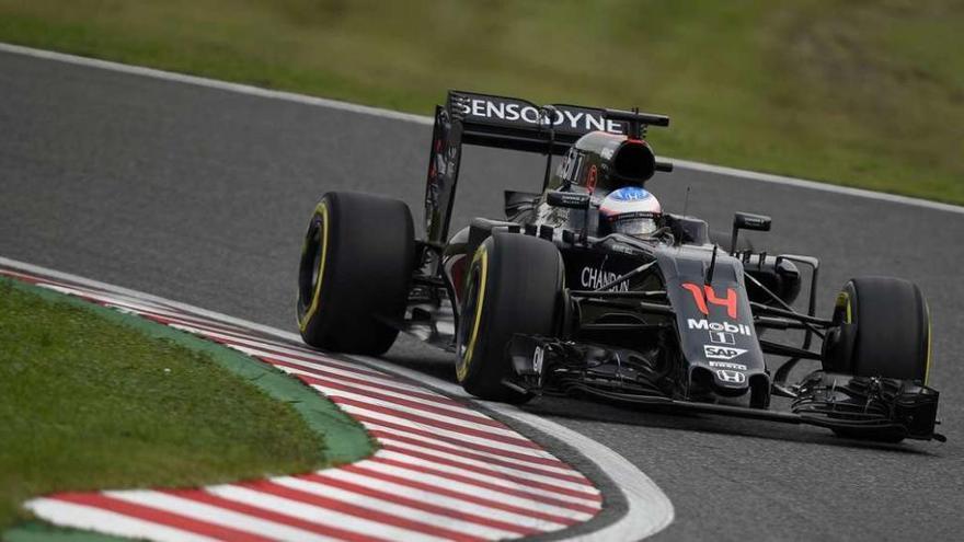 Fernando Alonso, durante la calificación disputada ayer. // Efe