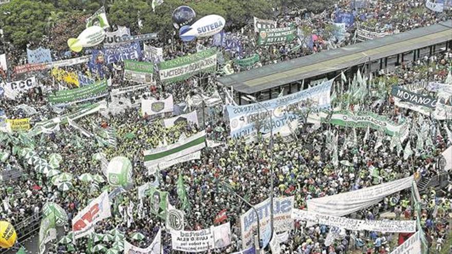 Masiva protesta en Argentina contra los ajustes de Macri