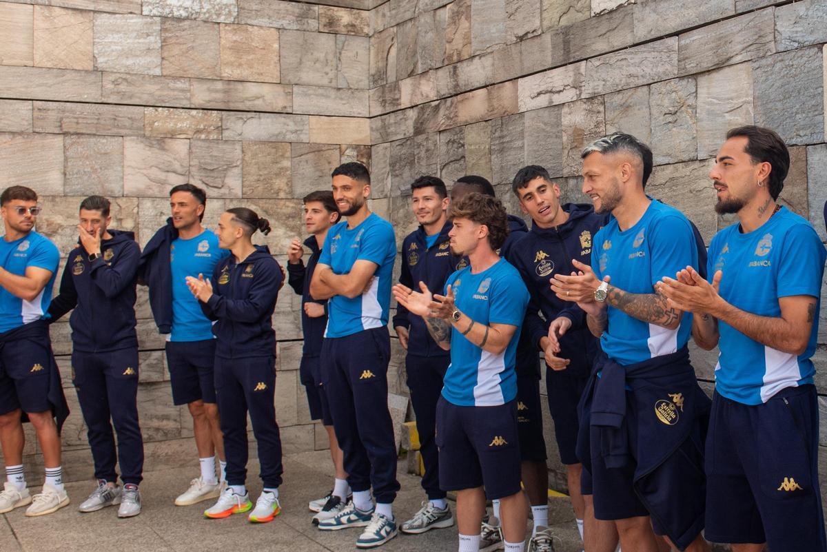 La afición acude en masa a Alvedro para recibir al Dépor tras la victoria en Cádiz