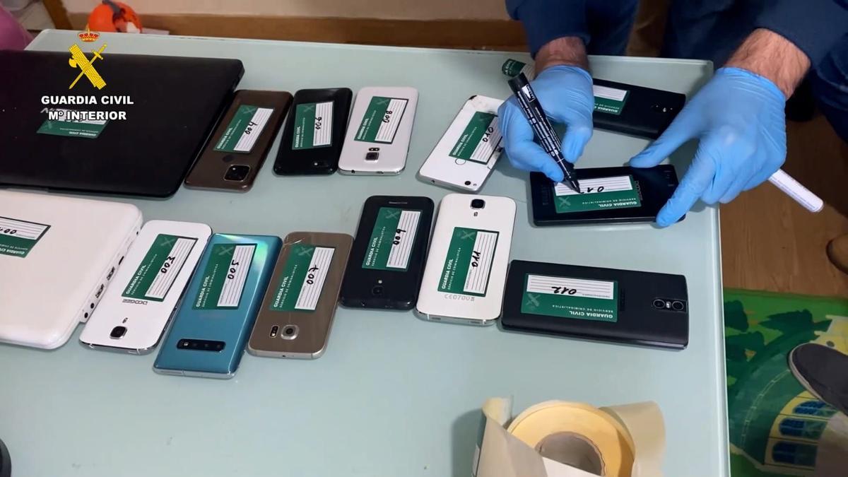 La Guardia Civil ha detenido a dos jóvenes por grabar a sus amigas sin consentimiento.