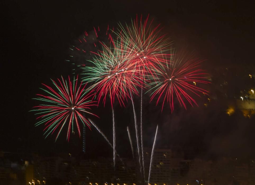 El concurso de fuegos artificiales desde la playa del Cocó llegó anoche a su ecuador con el disparo de la pirotecnia Ferrández, de Redován