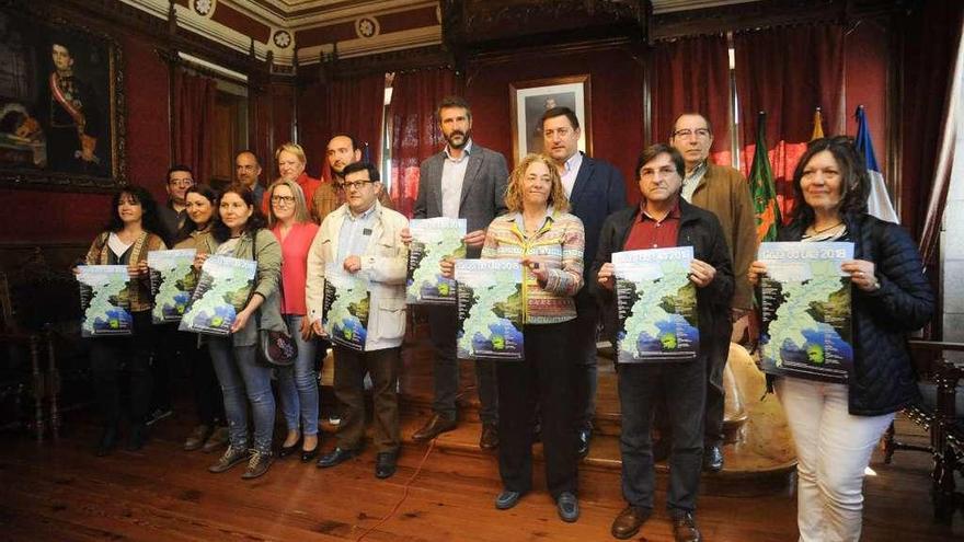 Los representantes de los 20 muninicipios de la ruta Goza do Ulla en el Concello de Vilagarcía de Arousa. // Iñaki Abella