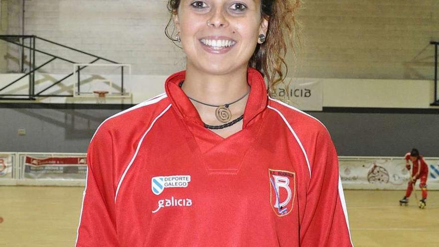 Elena Pérez posa con la equipación del Borbolla durante un entrenamiento.