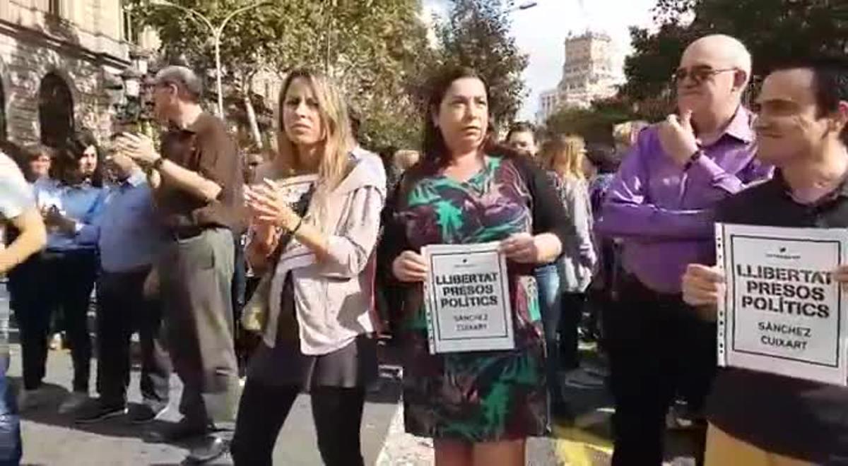 Concentració entre la Gran Via i el carrer Balmes sol·licitant la llibertat de Cuixart i Sànchez.