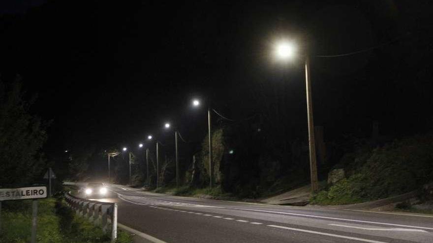 El nuevo alumbrado de luces led en la PO-551 en la recta de A Borna. // Santos Álvarez