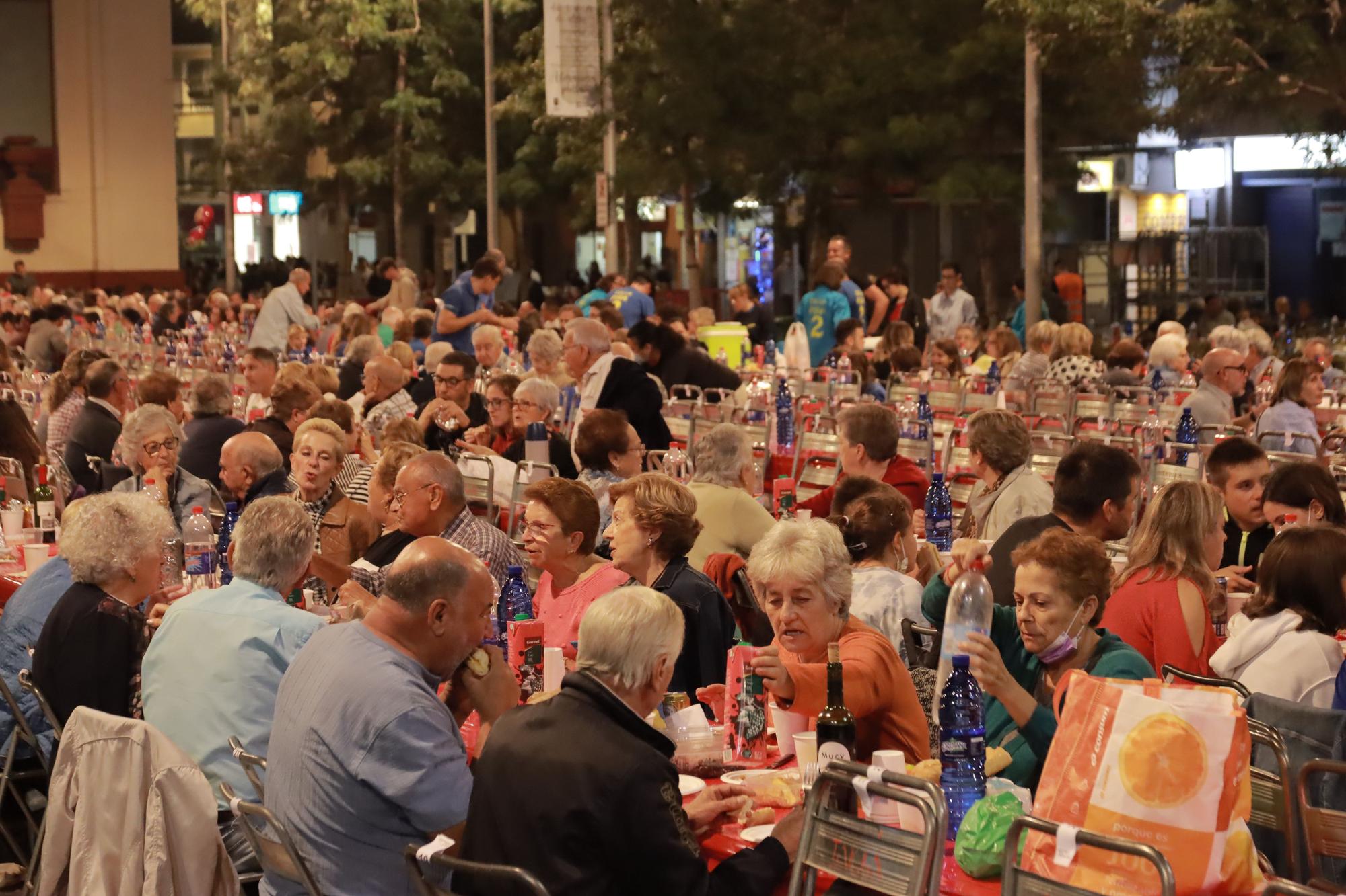 Búscate entre los comensales de la cena de 'pa i porta' en Almassora