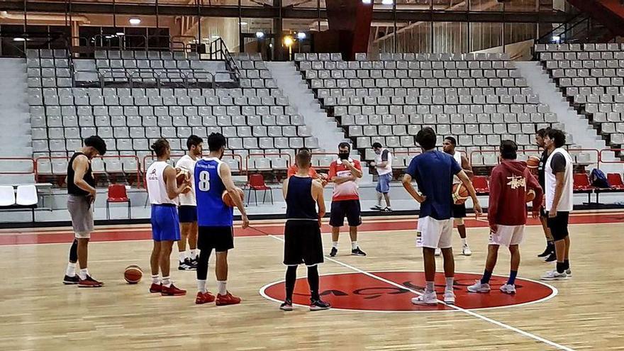 Los jugadores del Gijón Basket en torno a su entrenador.