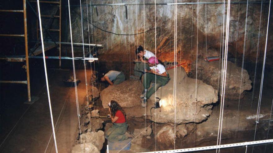 Trabajo riguroso. En la imagen, los arqueólogos trabajan en la documentación gráfica de los perfiles arqueológicos de la Cueva de Nerja.
