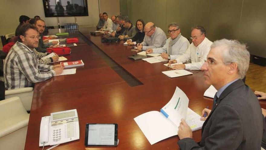 El conselleiro de Economía, Francisco Conde, durante una reunión con la plantilla de Ferroatlántica.