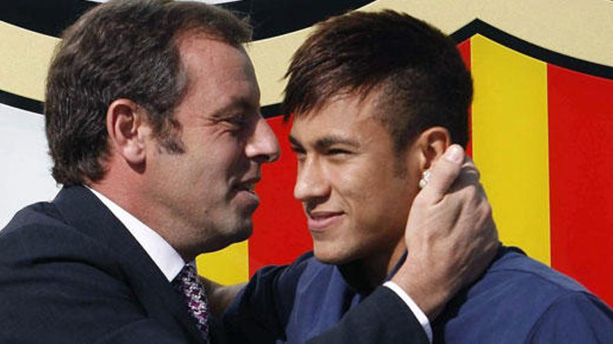 Neymar, con Rosell durante su presentación.