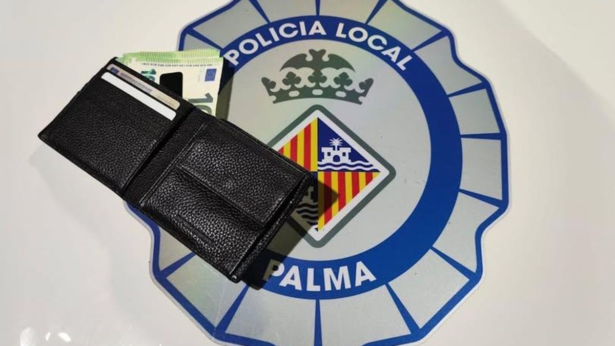 La cartera que el policía griego encontró en la Platja de Palma.